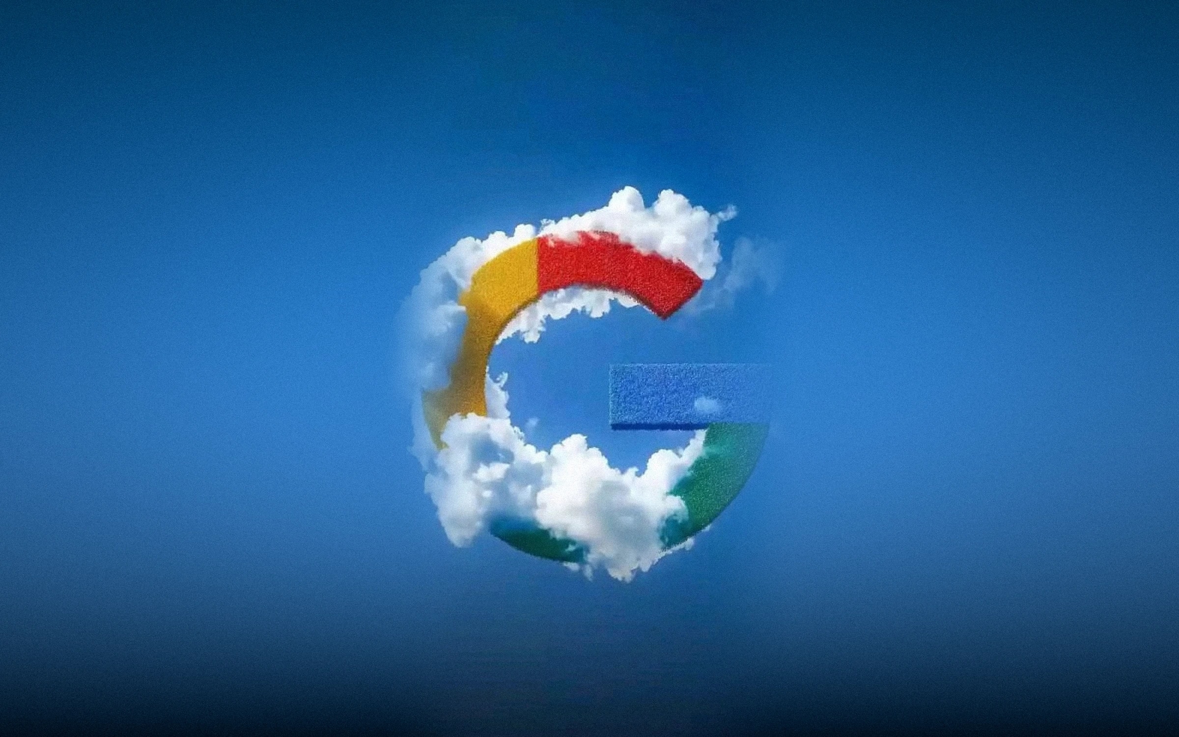 Le G de Google, en quatre couleurs, pris dans des nuages blancs sur un ciel bleu.
